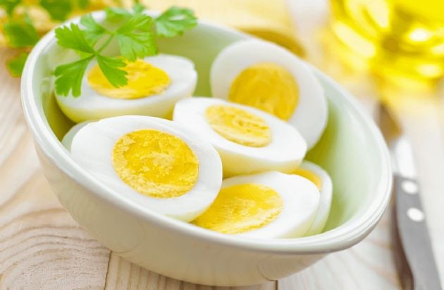 Ăn trứng: Một trong những người sống thọ nhất thế giới, cụ bà người Italia- Emma Morano sinh ngày 29/11/1899 và thọ 117 tuổi. Trong suốt 90 năm, cụ bà thường ăn 3 quả trứng mỗi ngày.