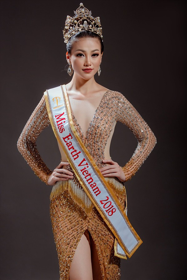 Trong đêm chung kết, Phương Khánh diện thiết kế màu vàng ánh kim, kiểu dáng xẻ cao và cut-out gợi cảm, giúp tôn đường cong cơ thể.