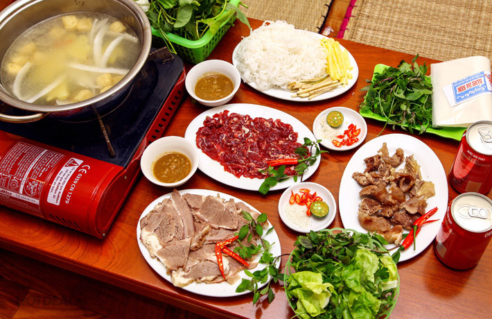Món lẩu ngon và dễ ăn này có thành phần chính trong nồi nước dùng là nước dừa tươi, dấm gạo, sả và thêm chút hành tây nên rất dậy mùi. Nghe qua tưởng như món nước dùng khác đơn giản nhưng người đầu bếp cũng phải rất khéo léo và có nghề trong việc gia giảm sao cho nước dùng chua thanh vừa phải. Ảnh: Internet.