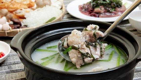 Lẩu cháo: Thay vì nước dùng thì cháo loãng để nhúng đồ lẩu là món ăn khá độc đáo ở Hà Nội. Cháo có vị ngọt của xương và nhúng những nguyên liệu tươi như: tôm, thịt lợn, thịt bò… Lẩu cháo cá lóc, lẩu cháo chim, lẩu cháo thập cẩm được yêu thích nhất. Ảnh: Foody.