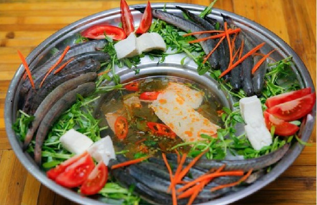 Với khoảng 400.000-500.000 đồng, bạn có thể thưởng thức một nồi lẩu cá kèo ngọt thịt, mềm ngon dành cho 2-3 người ăn. Các món ăn kèm với lẩu cũng rất phong phú như rau muống, rau rút, rau đắng, đậu bắp, hoa chuối và bún…Ảnh: Internet.