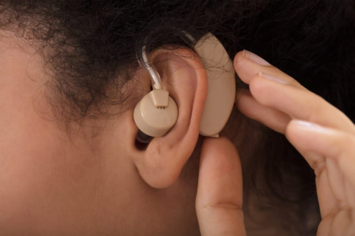 Mất thính lực: Mất thính giác dường như không gây ra những thay đổi về bộ não vật lý là đặc trưng của bệnh Alzheimer nhưng nó có thể gây ra và đẩy nhanh chứng mất trí, điều này có thể làm cho các triệu chứng của bệnh Alzheimer nghiêm trọng hơn.
