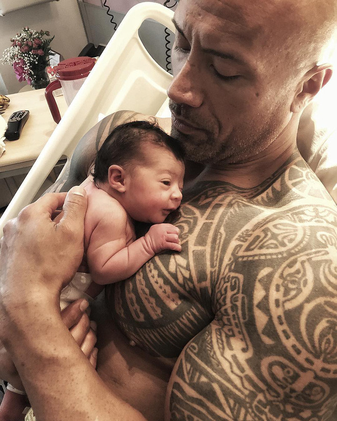 Ông bố tài tử Dwayne ôm cô con gái nhỏ Tiana áp vào ngực. Dwayne và bạn gái Lauren Hashian mới đón con gái nhỏ Tiana chào đời hồi tháng 4.