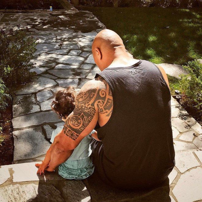Tài tử Dwayne ngồi tâm sự cùng cô con gái Jasmine.