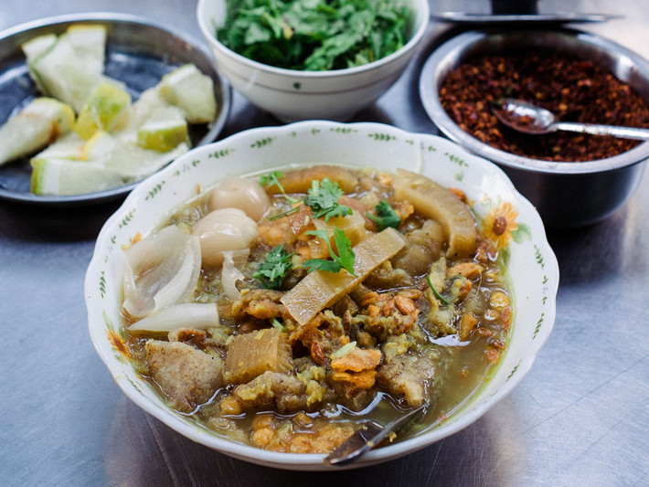 Bún cá Mohinga: Đây là một loại bún nấu trong nước lèo vị cá, được nhiều người xem là món ăn dân tộc của người Myanmar. Các nguyên liệu chính gồm bột đậu chickpea, gạo rang xay, cá da trơn nấu trong nước lèo và rất nhiều loại gia vị như tỏi, hành tím, gừng, sả, nước mắm…