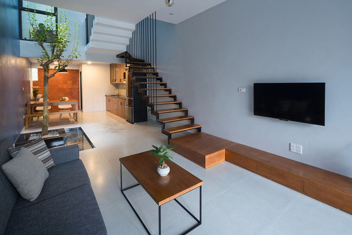 Tuy nhiên, để khắc phục nhược điểm của kiến trúc cũ, cầu thang của ngôi nhà đã được xoay dọc lại, hướng ra cửa, thay vì nằm song song với cửa chính.