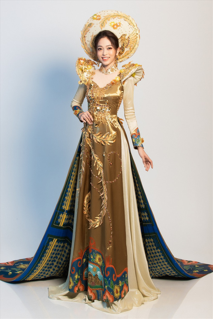 Tại cuộc thi Miss Grand International 2018, Á hậu Phương Nga chọn bộ quốc phục do NTK Khánh Shyna thực hiện. Bộ quốc phục này có tên gọi “Ngũ Phụng Tề Phi”, tông chủ đạo của bộ trang phục là màu vàng cung đình, được sử dụng với chất liệu gấm kết hợp với lụa truyền thống, mang ý tưởng về hình tượng ngũ phụng và pháp lam Huế. Ảnh: FBVN.