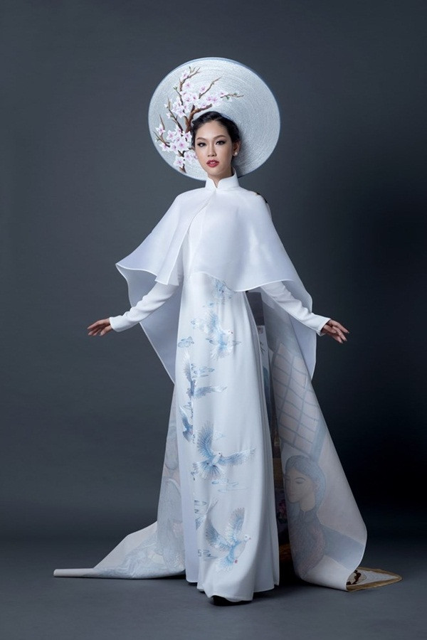Trang phục của Phương Linh tại Hoa hậu Quốc tế 2016 cũng dựa trên phom dáng chuẩn của áo dài, với phần tranh vẽ hình người phụ nữ Việt ở tà áo. Ảnh: Sao360.