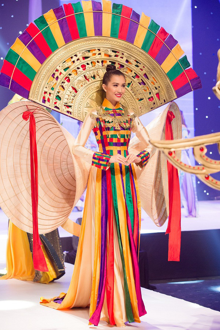 Với tên gọi Hồn Việt, bộ trang phục dân tộc tại cuộc thi Hoa hậu Hoàn vũ 2017 của Á hậu Nguyễn Thị Loan gây ấn tượng đậm nét bởi được lấy cảm hứng từ những hình ảnh truyền thống dân tộc như áo dài, nón lá, trống đồng. Ảnh: Internet.