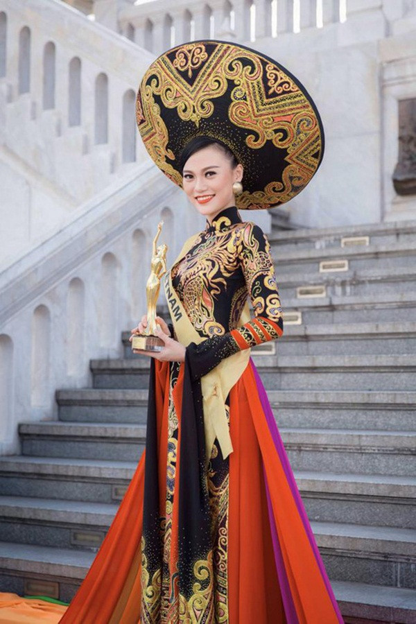 Bộ áo dài truyền thống do nhà thiết kế Tuấn Hải thực hiện với họa tiết rồng, trống đồng và hoa văn cung đình đã giúp Cao Thùy Linh giành giải Trang phục dân tộc đẹp nhất tại Hoa hậu Hòa bình 2014. Ảnh: Sao360.