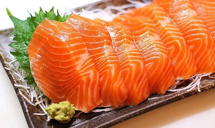 Cá hồi: Khi bạn căng thẳng đầu óc, cơ thể có xu hướng sản sinh nhiều hơn các hormone lo lắng như adrenaline và cortisol. Các axit béo omega-3 trong cá hồi có thể giúp giảm 20% các triệu chứng căng thẳng lo âu.
