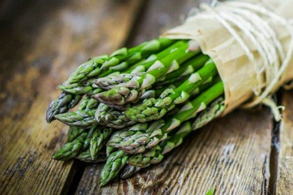 Măng tây: Mức độ thấp của axit folic có liên quan đến suy giảm dẫn truyền thần kinh, có thể dẫn đến sự lo lắng. Trong khi đó, măng tây chứa đầy axit folic trong những thân cây mảnh mai của mình, giữ cho bạn an tâm ngay cả khi nỗi lo lắng đang có chiều hướng tăng cao.