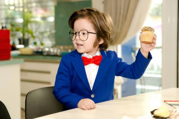 Những biểu cảm dễ thương của "Mạch một mí" trong bộ ảnh mới nhận được nhiều lượt yêu thích, bình luận từ cư dân mạng. Dù chỉ là những khoảnh khắc rất tự nhiên nhưng trông Túc Mạch như "diễn sâu" trước ống kính