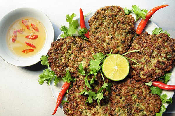 Con rươi được chế biến rất nhiều món ăn ngon, nhất là khi thời tiết trở lạnh, chất bùi bùi, thơm thơm của rươi rất hấp dẫn. Mà món ăn đặc trưng, dễ làm, chế biến nhanh nhất từ rươi chính là chiên cùng trứng.