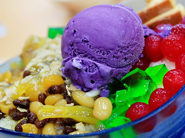 Halo Halo là tên gọi của một trong những món ăn vặt đặc trưng của Philippines. Cốc Halo Halo gồm đủ các loại quả như mít, hồng xiêm, đu đủ, chuối; các loại đậu như đậu đỏ, đậu xanh, đậu trắng...