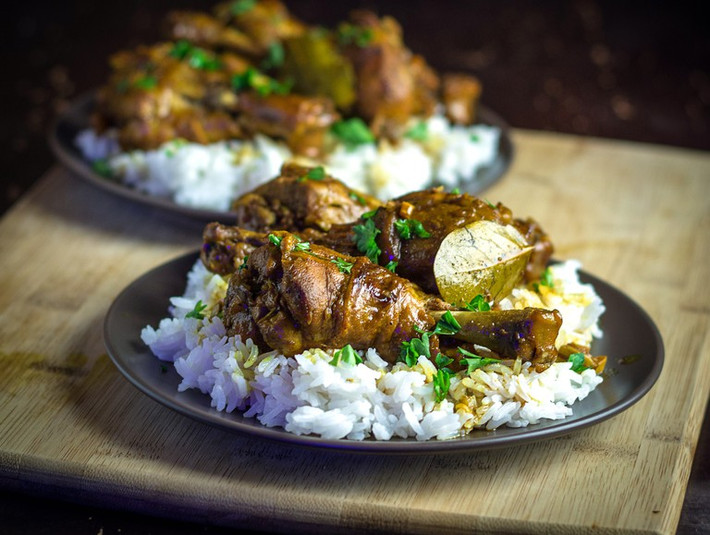 Adobo: Đây là món ăn rất phổ biến ở Philippines và được đa số du khách ưa thích. Món ăn được làm bằng cách hầm thịt (thường là thịt gà, thịt lợn, hoặc một sự kết hợp của cả hai) trong nước tương và giấm, thêm hạt tiêu và lá nguyệt quế cho hương vị thêm đặc biệt.