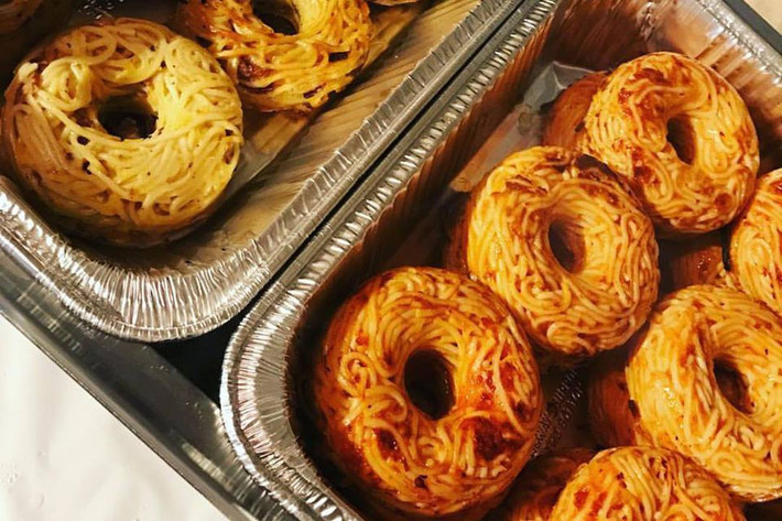 Bánh rán Spaghetti: Món ăn lạ độc này được lấy cảm hứng từ món mì ống được chiên với trứng và pho mát. Bánh rán spaghetti là món ăn nhanh tiện lợi cho những buổi dã ngoại.