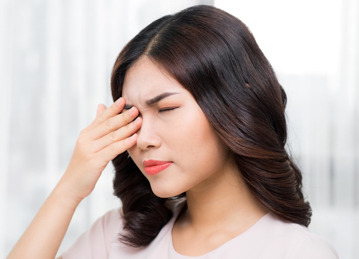 Đau đầu và chóng mặt: Nhức đầu và chóng mặt cũng là những tác dụng phụ rất phổ biến khi mọi người dùng thuốc kháng sinh. Nhưng thông thường, chúng biến mất sau khi bạn ngừng dùng thuốc.