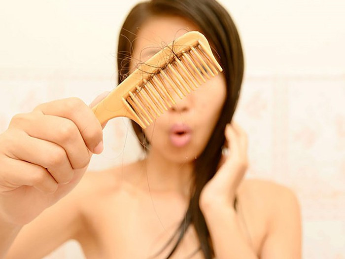 Rụng tóc: Sự sản xuất estrogen dư thừa có thể dẫn tới rụng tóc, hãy kiểm tra mức độ cân bằng của hormone khi bị rụng tóc quá nhiều.