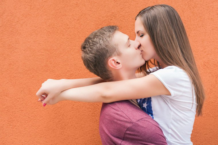 Giảm căng thẳng: Nụ hôn giúp giảm hormone stress cortisol. Nó cũng có thể làm tăng mức độ serotonin, dẫn đến cảm giác bình tĩnh và vui vẻ,