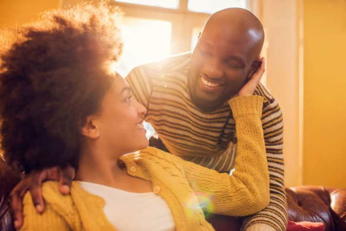 Hôn giúp thư giãn: Các báo cáo khoa học nói rằng hôn làm tăng nồng độ oxytocin, hóa chất làm dịu cơ thể tự nhiên.