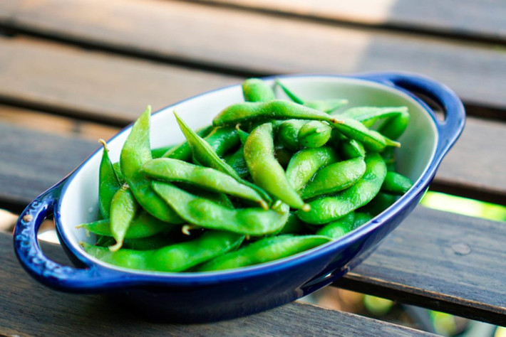 Đậu tương chứa isoflavones, giúp giảm cholesterol, hạ huyết áp và thậm chí giảm nguy cơ ung thư tuyến tiền liệt ở nam giới.