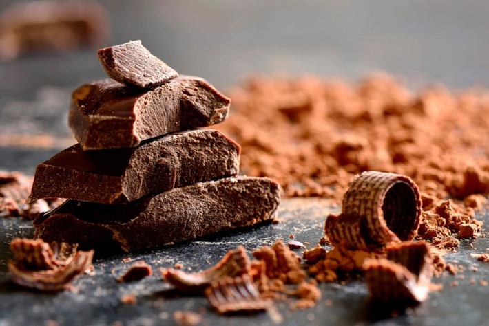 Socola đen: Đàn ông ăn socola đen thường xuyên giúp hạ huyết áp và mức cholesterol. Điều này giúp giảm nguy cơ bệnh tim và đột quỵ và tăng lưu lượng máu đến não.