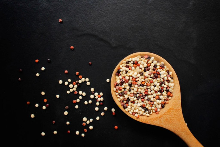 Hạt diêm mạch (quinoa): Siêu thực phẩm này chứa tất cả chín axit amin thiết yếu và giàu vitamin, khoáng chất tốt cho sức khỏe nam giới.