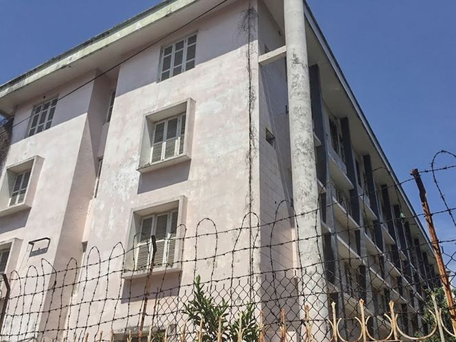 Tại đây, vào sáng 7/6/2018, Đội quản lý thị trường số 17 - Chi cục quản lý thị trường Hà Nội phát hiện một kho tập kết các loại mặt hàng mỹ phẩm giả với hơn 20 nghìn sản phẩm sữa tắm, dầu gội đầu, sữa dưỡng thể, kem đánh răng... bao gồm các loại sữa ong, sữa cừu, sữa dê, dầu gội được quảng cáo giúp trắng, sáng da và một số bàn chải dành cho trẻ em.
