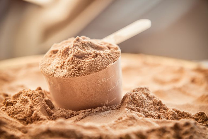 Protein đóng một vai trò rất quan trọng khi nói đến giảm cân. Protein giúp xây dựng và duy trì mô cơ. Mô cơ giúp đốt cháy calo ngay cả khi bạn chỉ ngồi.