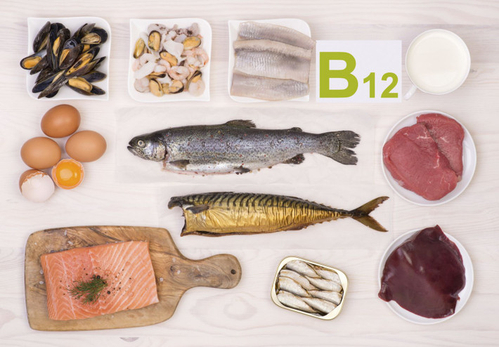 Vitamin B12 không trực tiếp giúp bạn trong việc đốt cháy chất béo hoặc calo nhưng tiêu thụ nó sẽ giúp cơ thể bạn chuyển đổi thức ăn thành năng lượng thay vì chất béo và gián tiếp giúp giảm cân.