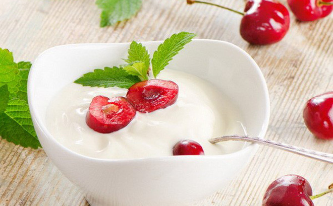 Kết hợp protein ở mọi bữa ăn: Hãy thử kết hợp sữa chua ít chất béo, một phần nhỏ các loại hạt, trứng, đậu, thịt nạc và bơ đậu phộng.