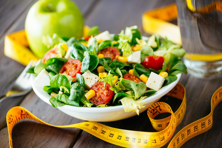 Ăn salad hàng ngày: Các chuyên gia y tế khuyên bạn nên bắt đầu ăn trưa hoặc ăn tối với món salad rau hoặc một bát canh vì chúng giàu vitamin, khoáng chất, chất xơ, giúp bạn no lâu, giảm cảm giác thèm ăn.