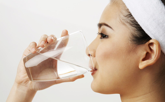 Uống nước trước bữa ăn: Uống 2 cốc nước trước bữa ăn có thể giúp bạn giảm cân. Nước giúp bạn cảm thấy nhanh no hơn, vì vậy, bạn ăn ít hơn và giảm cân.