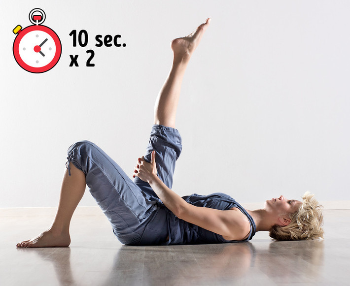Hamstring stretch: Nằm ngửa với một chân chống lên. Dùng hai tay đỡ chân phải co lên hướng trần nhà, không cong đầu gối. Khi lưng dưới có cảm giác kéo căng, hãy giữ nguyên tư thế lâu nhất có thể và lặp lại với chân kia. Đây là tư thế giúp giảm đau lưng hiệu quả.