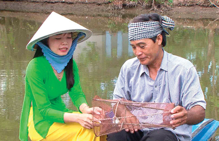 Du khách tìm hiểu thêm về sà vi - dụng cụ dùng bắt cá thòi lòi.