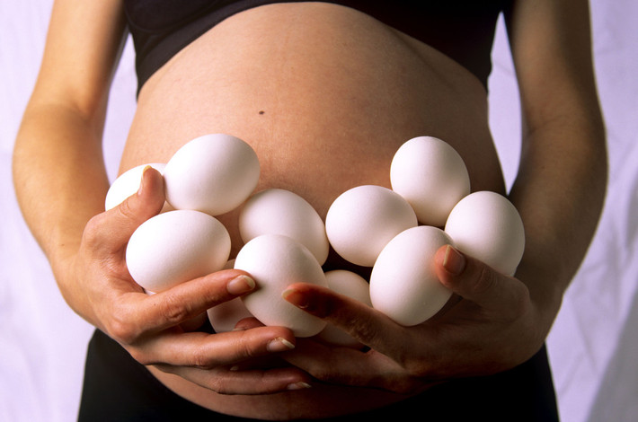 Tăng khả năng sinh sản: Các vitamin nhóm B có trong trứng giúp hình thành các hormone giới tính. Axit folic, còn được gọi là vitamin B9, giúp hình thành các tế bào máu đỏ và ống thần kinh của bào thai được hình thành. Phụ nữ trong độ tuổi sinh sản nên ăn trứng thường xuyên. Ảnh: Internet.