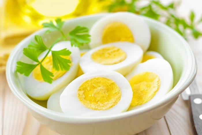 Giúp giảm cân: Theo các nhà khoa học, việc kết hợp chế độ ăn ít calo với trứng cho bữa ăn sáng sẽ giúp bạn giảm cân nhanh chóng.