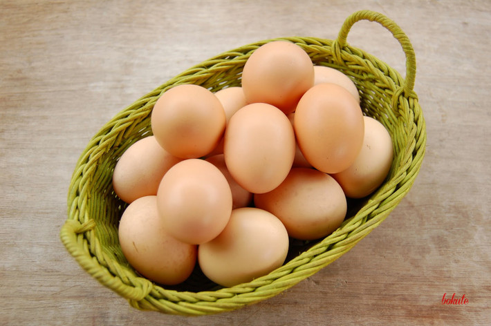 Cung cấp vitamin D giúp hấp thu canxi: Trứng giàu vitamin D và vitamin này giúp hấp thụ canxi và tăng cường chắc xương và răng.