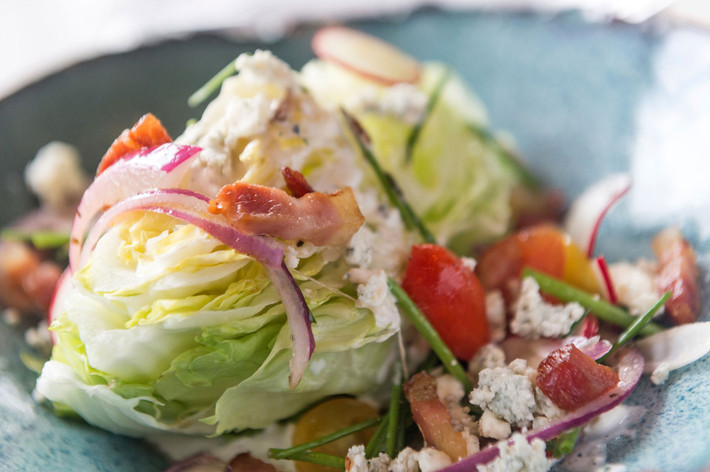 Salad xà lách đông đá là một trong những món khai vị phổ biến của nhà hàng. Món ăn này có thể ẩn vi trùng bên trong các vết nứt, gây ngộ độc cho người ăn. Do vậy, đây là món bạn không nên ăn ở nhà hàng.