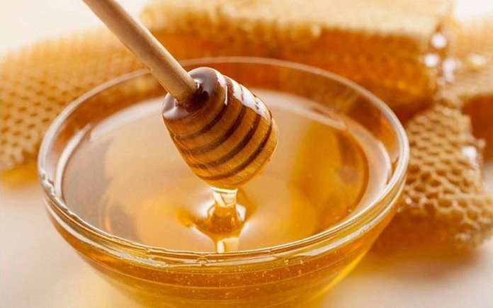 Mật ong: Chỉ cần trộn ba thìa mật ong với nước ấm, ngâm chân trong khoảng 20 phút rồi rửa sạch. Mật ong sẽ dưỡng ẩm gót chân.
