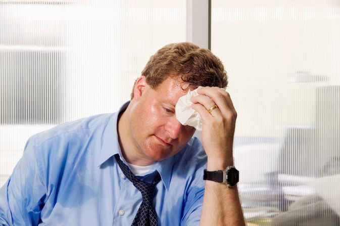 Đổ mồ hôi có thể là một dấu hiệu cảnh báo sớm khi bị ngộ độc thực phẩm. Nếu sốt và đổ mồ hôi thì bạn cần nhớ lại xem liệu mình đã ăn món gì lạ trong ngày.