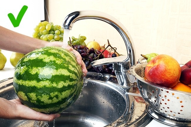 9. Trái cây và rau củ có vỏ không ăn được: Cho dù chúng ta có thể bóc và loại bỏ vỏ của những thực phẩm này, thì vi khuẩn từ da cũng hoàn toàn có thể lây lan vào phần ăn được. Đó là lý do tại sao, bạn luôn cần rửa sạch chuối, dưa hấu, cam và các loại trái cây, rau củ có vỏ khác trước khi ăn, dù bạn không hề tiêu thụ vỏ của chúng.