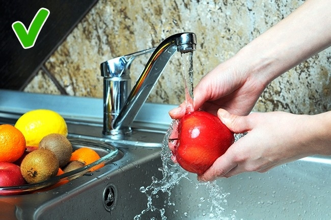 1. Trái cây và rau củ có vỏ ăn được: Nếu nhìn thấy trái cây và rau củ có vỏ ăn được sạch và bóng, điều đó không có nghĩa là bạn không cần rửa chúng. Ngược lại, bạn luôn luôn phải làm sạch các thực phẩm này bằng nước sạch, tuyệt đối không sử dụng xà phòng. Sau đó, chỉ cần làm khô chúng bằng khăn giấy sạch là có thể ăn được.
