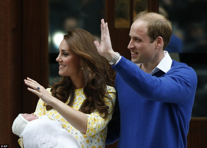 Hoàng tử William, Công nương Kate và con gái đầu tiên của họ xuất hiện ở cổng Bệnh viện St. Mary tại thành phố London sau 18h chiều ngày 2/5/2015.