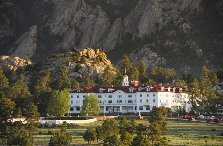 Khách sạn Stanley vùng Colorado: Nơi nổi tiếng với những căn phòng được cho là bị ma ám nặng nề. Du khách thế giới đến đây thường phản ánh ai cũng gặp nhiều hiện tượng kỳ lạ như lạnh gáy, đèn điện tắt bật thất thường, tiếng cửa đóng mở tự động… giữa đêm.