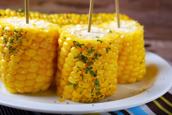 Ngô luộc: Ở Nga, ngô được coi như “nữ hoàng của những cánh đồng”. Bạn có thể dễ dàng tìm thấy các xe bán ngô luộc trong những công viên tại Moscow.