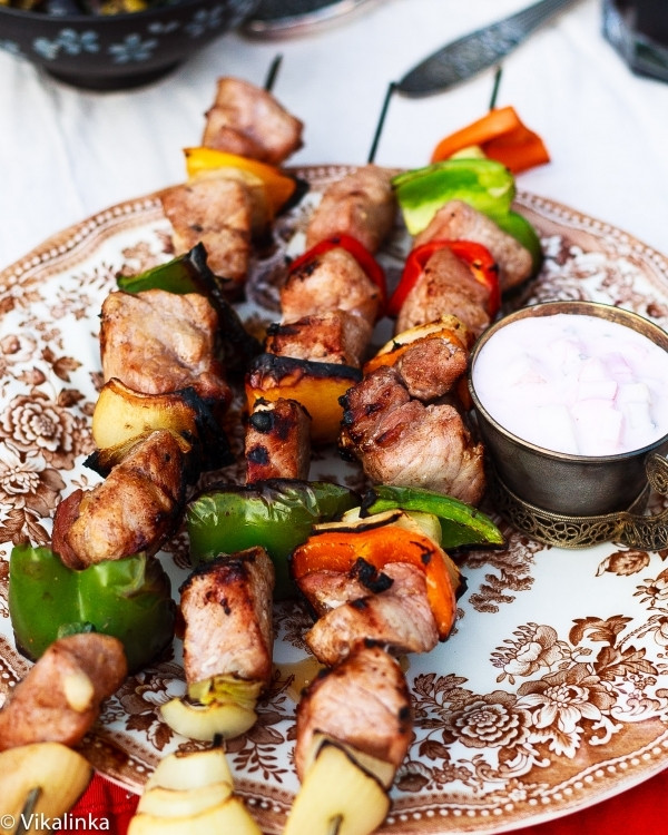 Thịt nướng Shashlik là món ăn có truyền thống lâu đời nhất ở Nga. Để có món thịt nướng thơm ngon hơn thì người Nga thường nướng trên than hồng không khói.