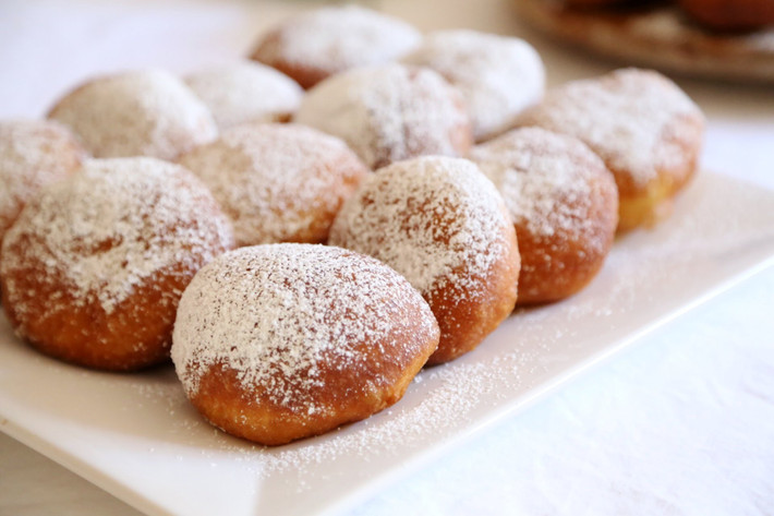 Bánh rán: Bánh doughnut của Nga rất nổi tiếng trong thời kỳ Xô Viết. Không giống như các loại bánh rán khác, doughnuts có dạng hình tròn rỗng và phủ lên bởi đường bột.