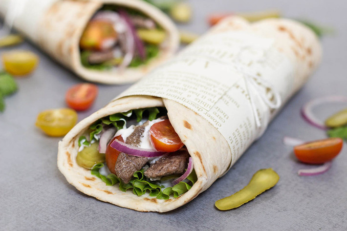 Thịt lát shawarma nổi như cồn tại Nga trong những năm 1990. Bạn sẽ dễ dàng tìm thấy quầy bán shawarma ở các ga tàu điện ngầm trong thành phố Moscow.